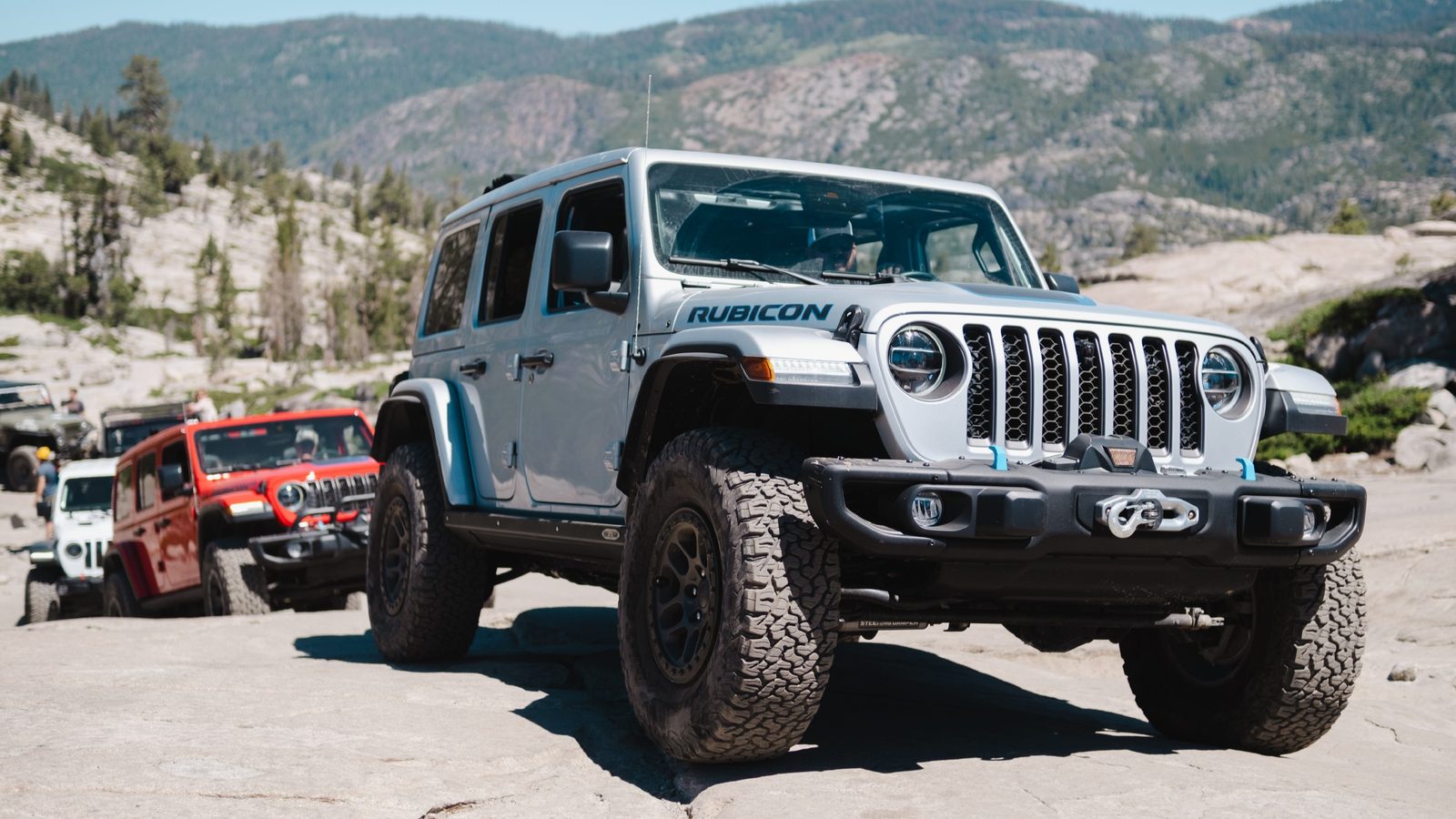 Jeep Wrangler Rubicon en un terreno rocoso, con más unidades detrás