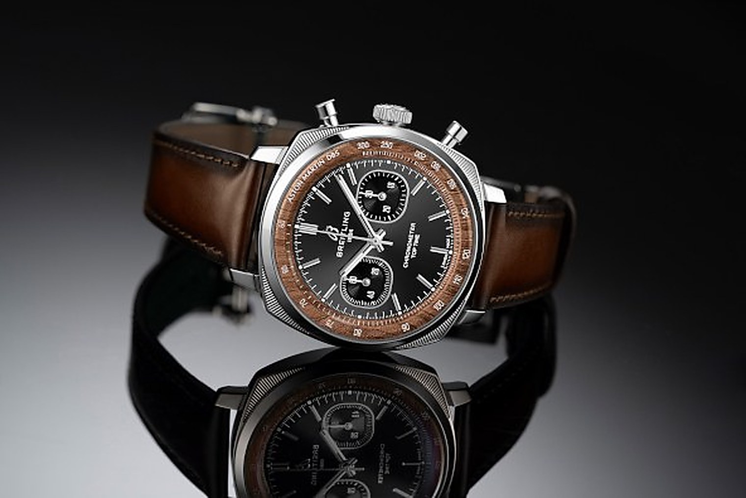Breitling Top Time B01 Chronograph 41 Tribute to Aston Martin DB5, con realce de madera y correa de piel